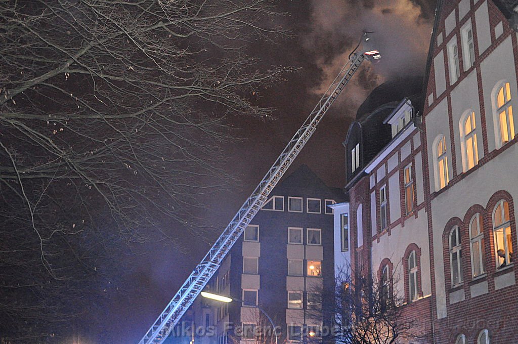 Feuer 3 Dachstuhlbrand Koeln Muelheim Gluecksburgstr P123.JPG